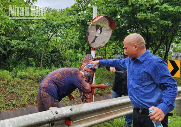 Người dân tham gia hỗ trợ cứu nạn tại Mộc Châu Sơn La